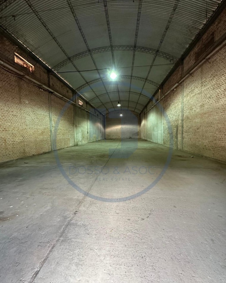 SE ALQUILA GALPON EN EXCELENTE UBICACION COMERCIAL / INDUSTRIAL