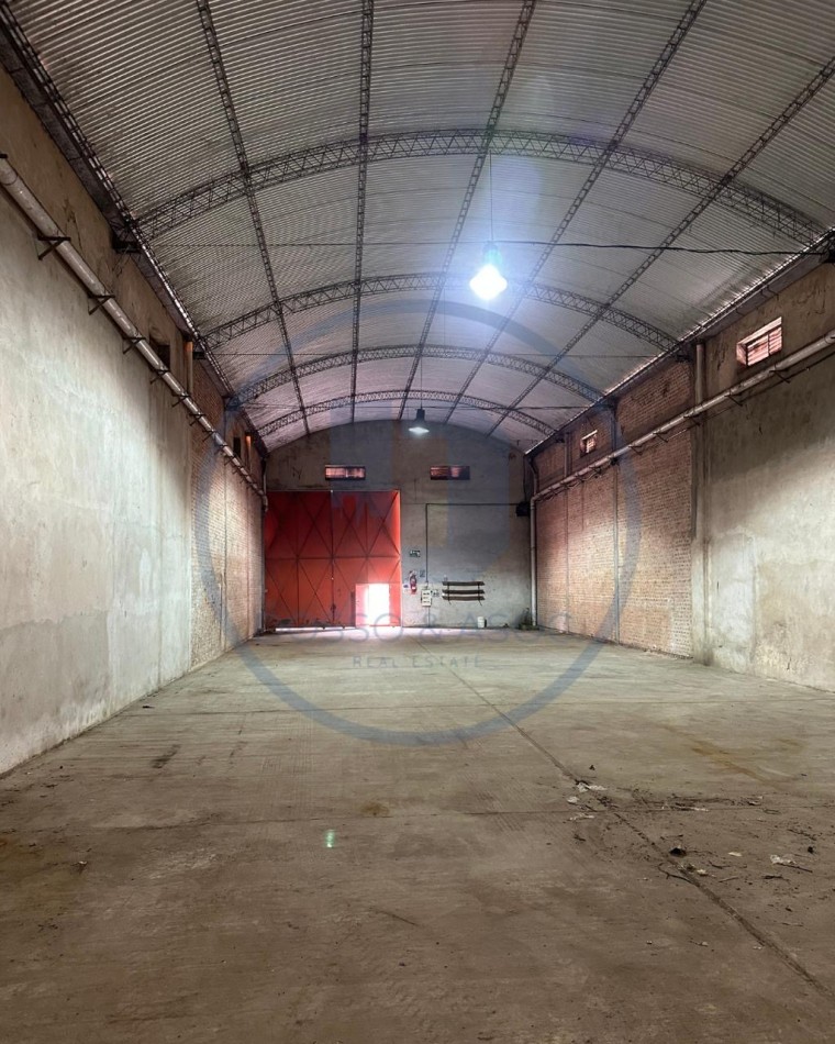 SE ALQUILA GALPON EN EXCELENTE UBICACION COMERCIAL / INDUSTRIAL