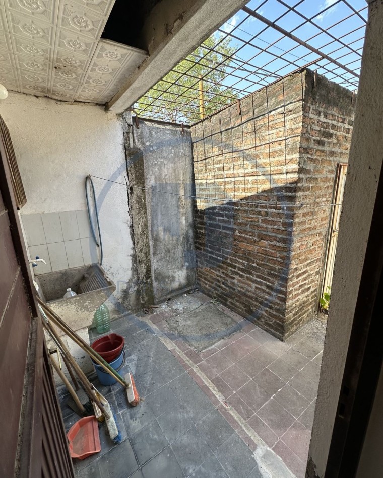 Casa a reciclar en Barrio Italia - Ideal para inversion